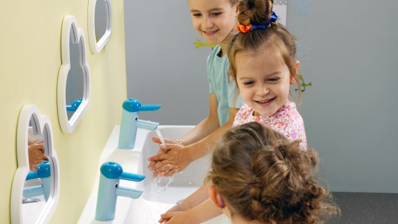 Geberit Bambini lavabo alanında oyun oynayan çocuklar