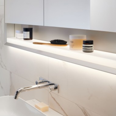 ComfortLight özellikli Geberit ONE aynalı dolap ve aynanın altındaki etajer