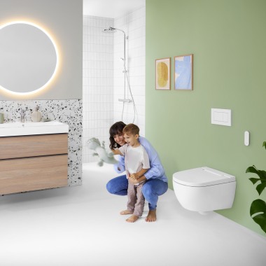 Geberit Option ayna bulunan renkli bir banyoda kadın ve çocuk