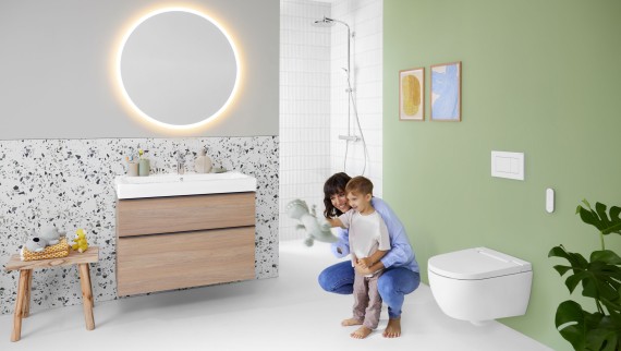 Banyoda kadın ve çocukla birlikte Geberit AquaClean Alba