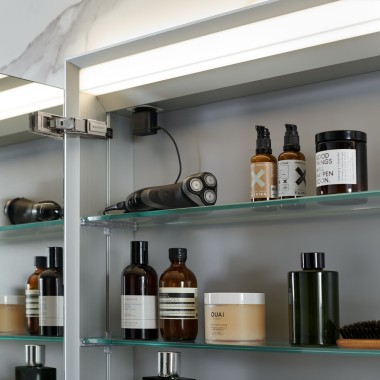ComfortLight özellikli Geberit ONE aynalı dolabı açın