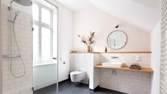 Misafir banyolarına Geberit ONE lavabo ve ONE ankastre batarya takıldı. Geberit AquaClean Sela akıllı klozet sayesinde konfor bir adım ileri taşınıyor. (© Geberit) Misafir banyolarına Geberit ONE lavabo ve ONE ankastre batarya takıldı. Geberit AquaClean Sela akıllı klozet sayesinde konfor bir adım ileri taşınıyor. (© Geberit)