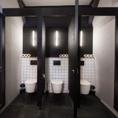 Geberit ürünlerini içeren genel mekanlar geleneksel ahşap karkaslı eve modern dokunuşlar kattı (© Geberit) Geberit ürünlerini içeren genel mekanlar geleneksel ahşap karkaslı eve modern dokunuşlar kattı (© Geberit)