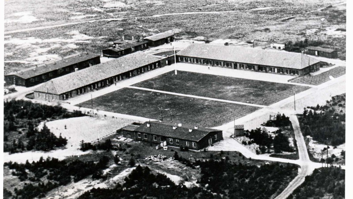 Danimarka'nın en büyük mülteci kampı 1945 yılında Oksbøl'deki Aal Plantage'da kurulmuştur. (© Blåvandshuk Yerel tarih arşivi) Danimarka'nın en büyük mülteci kampı 1945 yılında Oksbøl'deki Aal Plantage'da kurulmuştur. (© Blåvandshuk Yerel tarih arşivi)