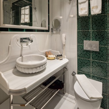 Geberit, banyolarında modern bir konfor sağlıyor. Suyun tasarruflu kullanımı mimar için önemli olduğundan, her banyoda çift kademeli yıkama yapan kumanda kapakları tercih edilmiştir (© Hotel Turkish House) Geberit, banyolarında modern bir konfor sağlıyor. Suyun tasarruflu kullanımı mimar için önemli olduğundan, her banyoda çift kademeli yıkama yapan kumanda kapakları tercih edilmiştir (© Hotel Turkish House)