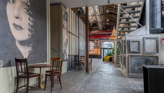 Bir fabrika burada oturma odasına dönüştü (© Kansallis Teatteri) Bir fabrika burada oturma odasına dönüştü (© Kansallis Teatteri)