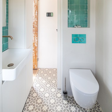 Küçük banyo için her şey: Geberit'ten asma klozet, kumanda kapağı ve lavabo. (© Chiela van Meerwijk) Küçük banyo için her şey: Geberit'ten asma klozet, kumanda kapağı ve lavabo. (© Chiela van Meerwijk)