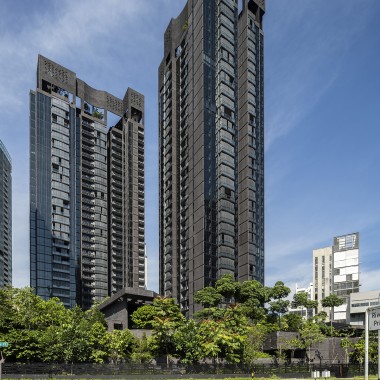 Martin Modern sitesindeki yüksek binalar, Singapur'un yoğun nüfuslu metropolündeki iki değerli kaynağı birleştiriyor: alan ve doğa (© Darren Soh) Martin Modern sitesindeki yüksek binalar, Singapur'un yoğun nüfuslu metropolündeki iki değerli kaynağı birleştiriyor: alan ve doğa (© Darren Soh)