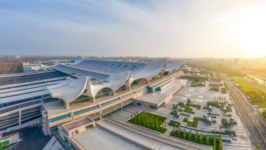 İki büyük ve sekiz küçük dalgadan oluşan dalgalı Hongdao istasyonu (© ingDESIGN Co., Ltd.) İki büyük ve sekiz küçük dalgadan oluşan dalgalı Hongdao istasyonu (© ingDESIGN Co., Ltd.)