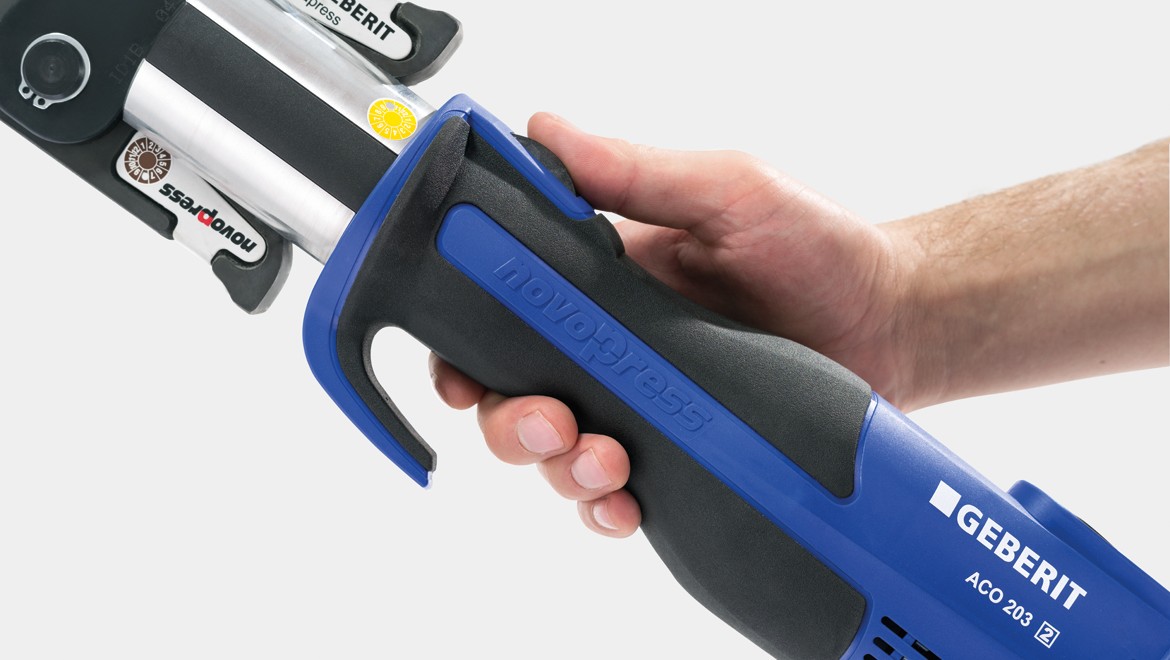 Kaymaz ve kompakt saplı presleme aletiyle ergonomik çalışma Kaymaz ve kompakt saplı presleme aletiyle ergonomik çalışma
